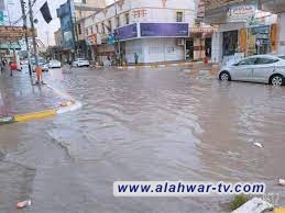 الدوائر الخدمية في محافظة ذي قار تستنفر جهودها للسيطرة على مياه الامطار